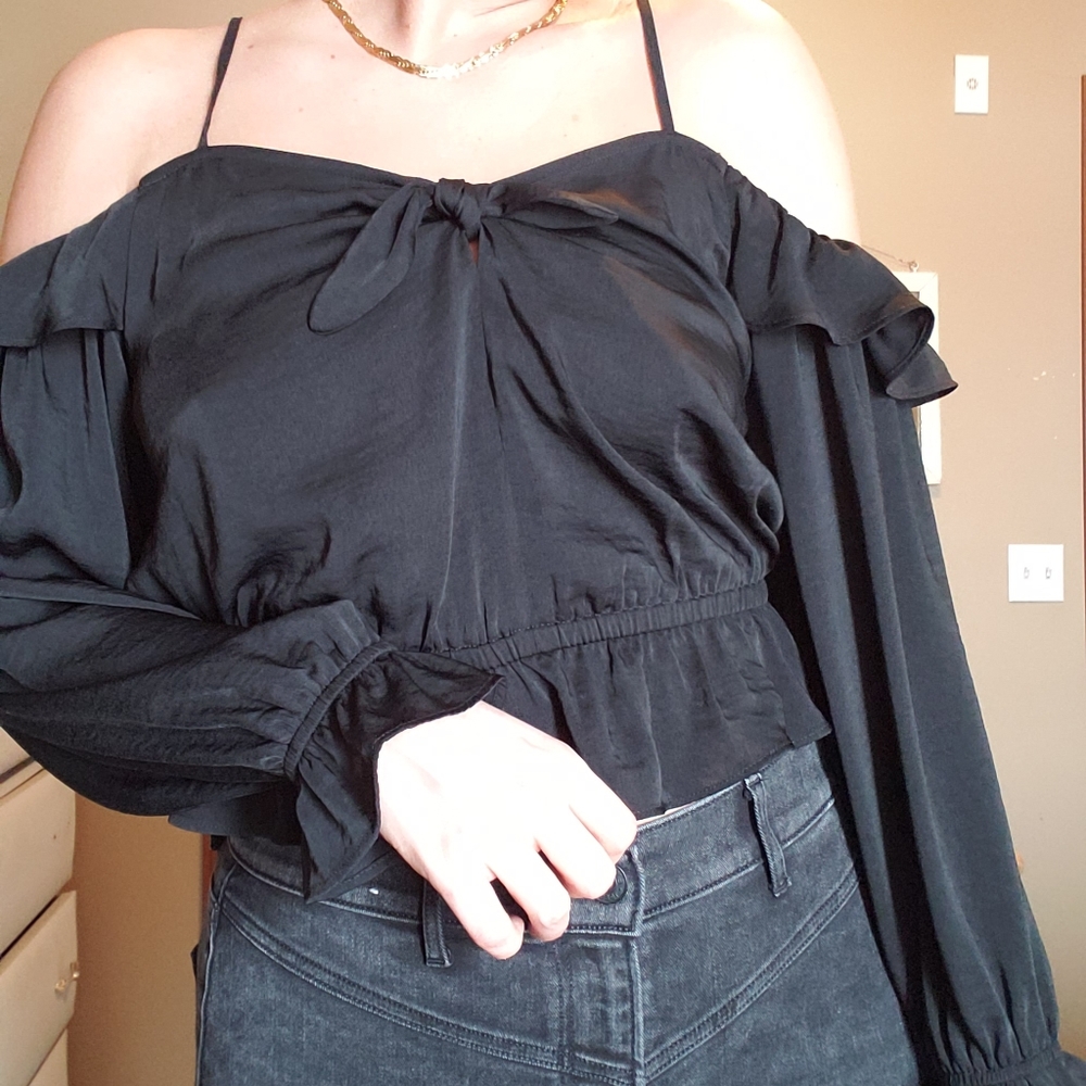EXPEESS OFF THE SHOULDER BLOUSE
